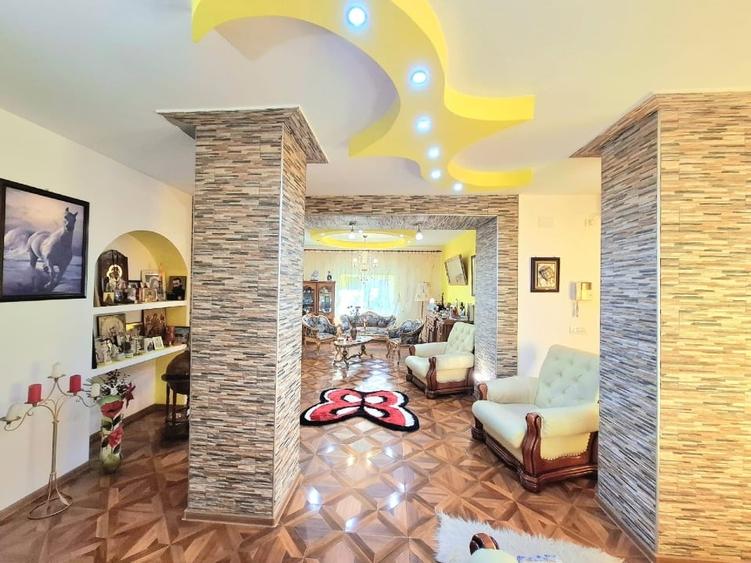 Casă individuală cu 5 camere cu Teren 750 Mp în Central