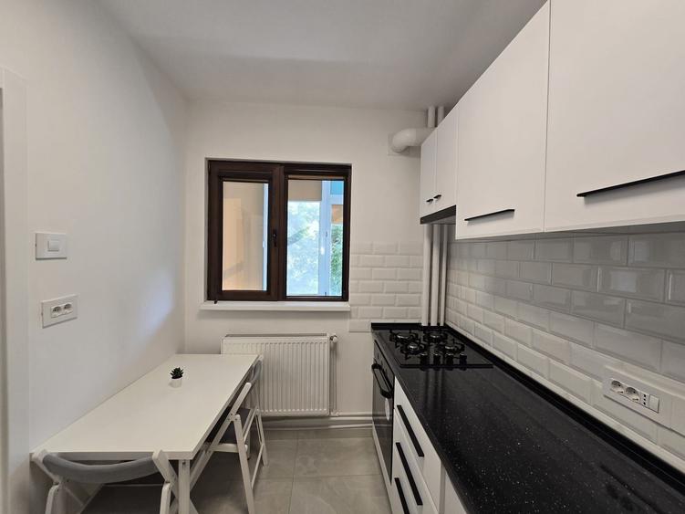 Apartament cu 2 camere semidecomandat, mobilat în 1 Mai