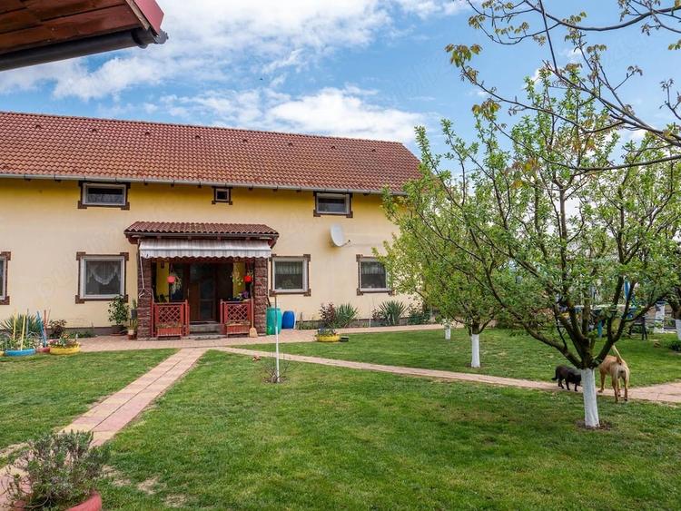 Casă cu 5 camere cu Teren 1450 Mp în Central