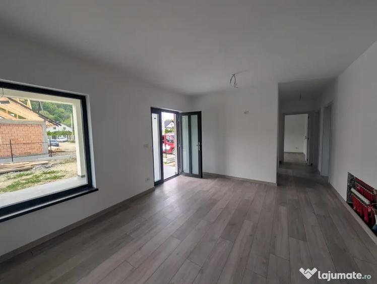 Casă cu 4 camere cu Teren 400 Mp în Central
