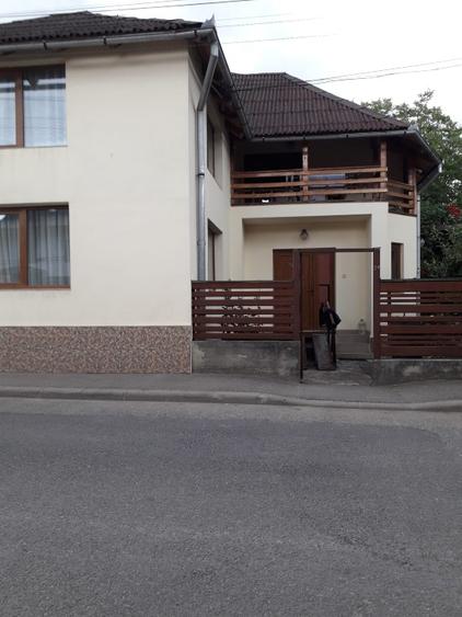 Casă individuală cu 5 camere cu Teren 283 Mp în Central