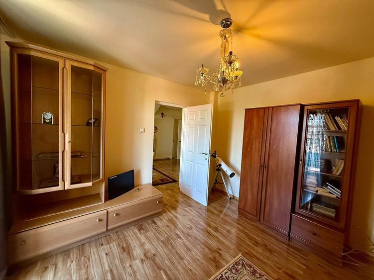 Casă cu 10 camere cu Teren 650 Mp în Călugareni