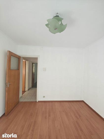 Apartament cu 3 camere semidecomandat în Drumul Taberei