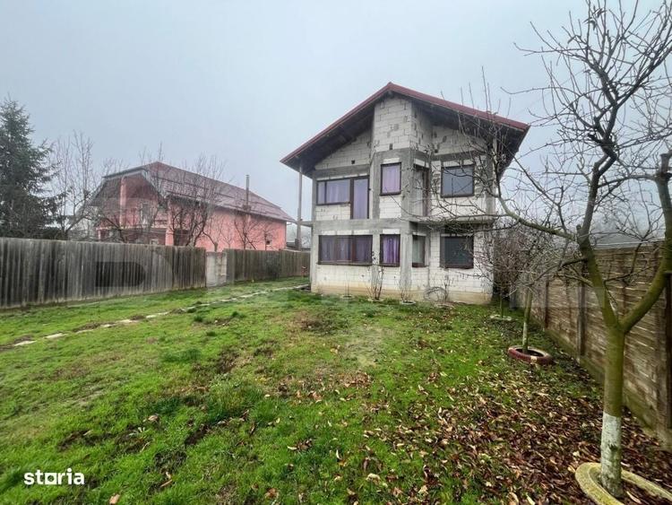 Casă cu 4 camere în Leamna de Sus