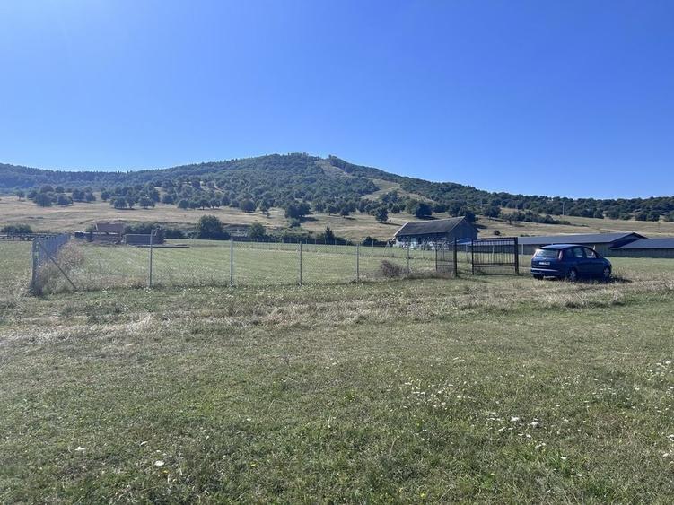 Casă cu 4 camere cu Teren 2000 Mp în Poiana Stampei