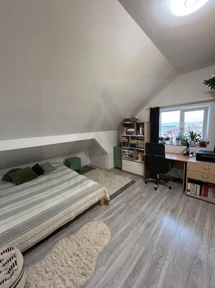 Apartament cu 3 camere semidecomandat, mobilat în Ștrand