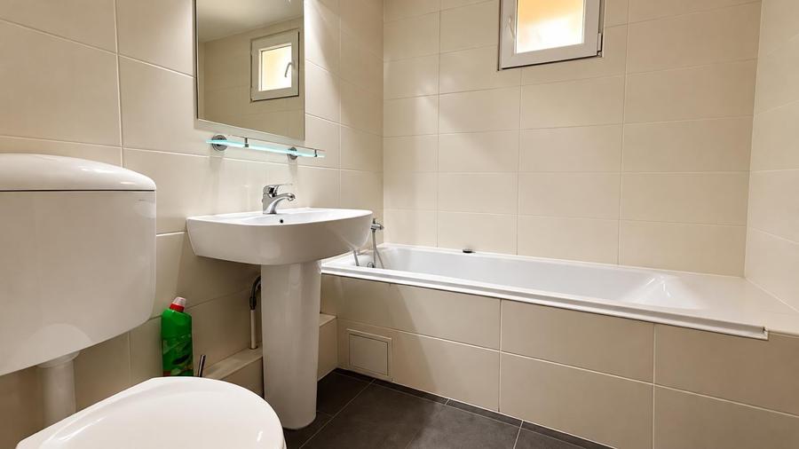 Apartament cu 3 camere semidecomandat, mobilat în Mihai Bravu