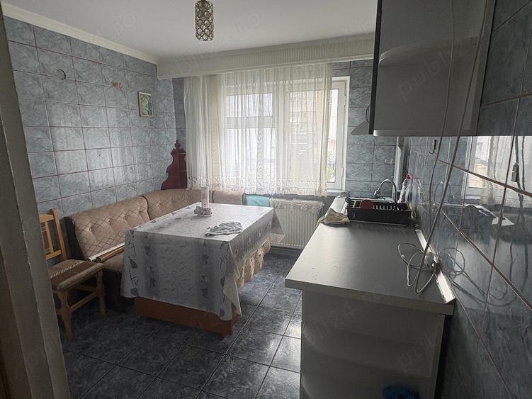 Apartament cu 3 camere semidecomandat în Găvana
