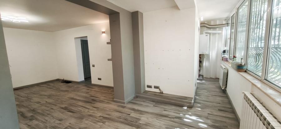 Apartament cu 3 camere semidecomandat în Tomis II