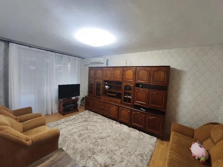 Apartament cu 3 camere decomandat în Tineretului