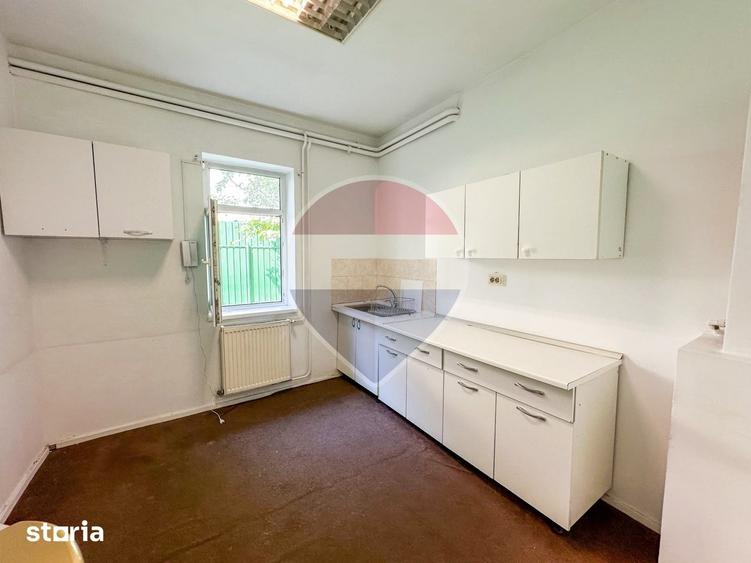 Spatiu comercial | doua cladiri, curte proprie | 300 mp | - 16
