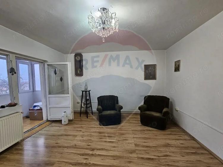 Apartament cu 6 camere decomandat în Central