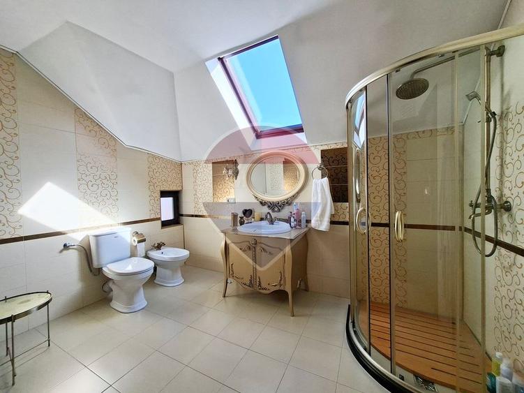 Casă individuală cu 6 camere cu Piscina în Central