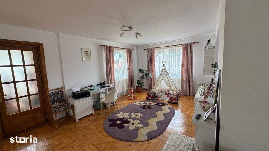 Casă cu 5 camere cu Teren 2011 Mp în Central