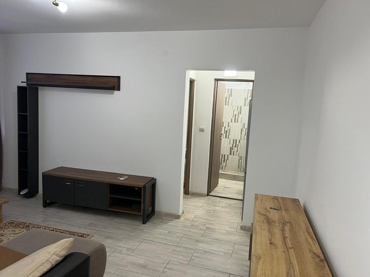 Apartament cu 3 camere semidecomandat în Drumul Taberei