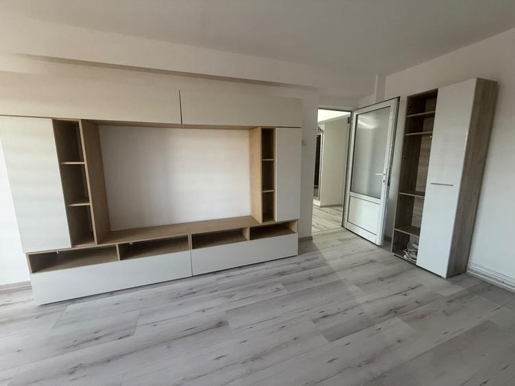 Apartament cu 3 camere decomandat, mobilat în Central