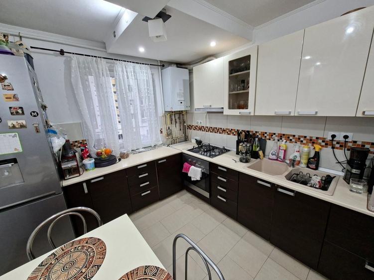 Apartament cu 3 camere decomandat în Central