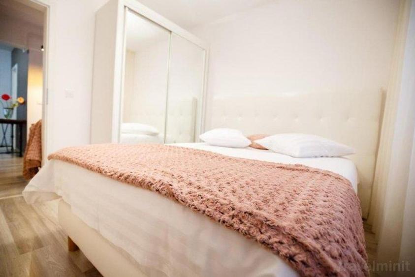 Apartament cu 3 camere semidecomandat în Podul de Fier