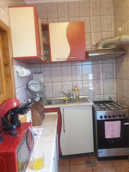 Buna ziua,inchiriez apartament cu o camera sng2,etj 2 ,GL cu parcare in fata la o fata sau femeie serioasa 200e - 1