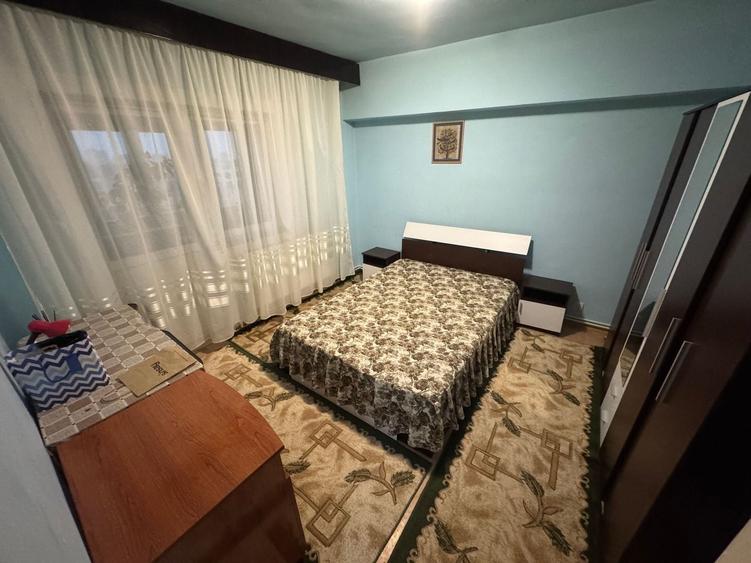 Apartament cu 4 camere decomandat în Casa de Cultură