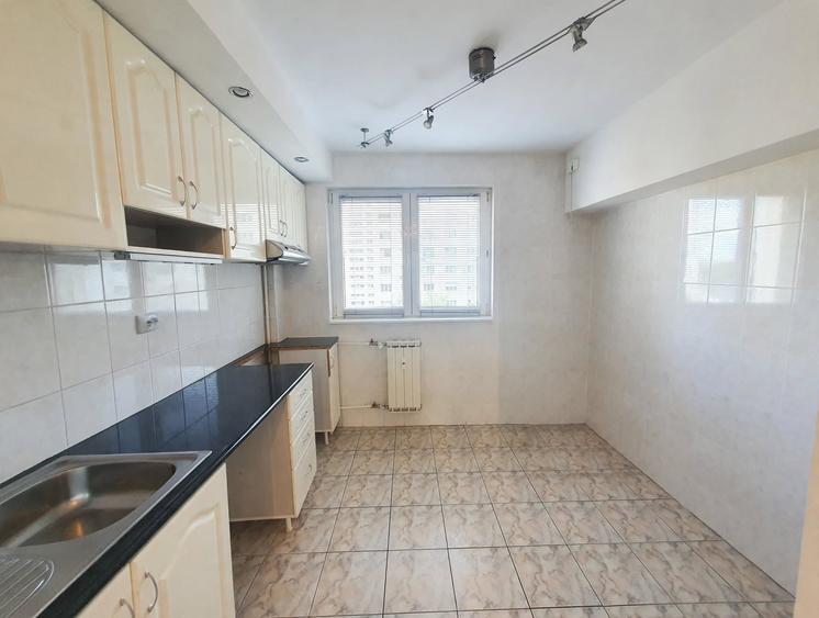 Apartament cu 3 camere decomandat în Obor