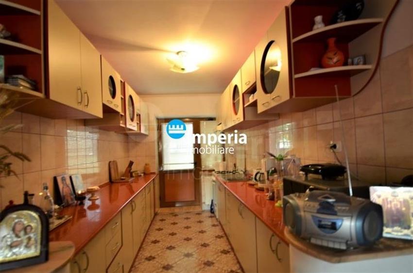 Casă individuală cu 11 camere cu Canalizare în Tomești