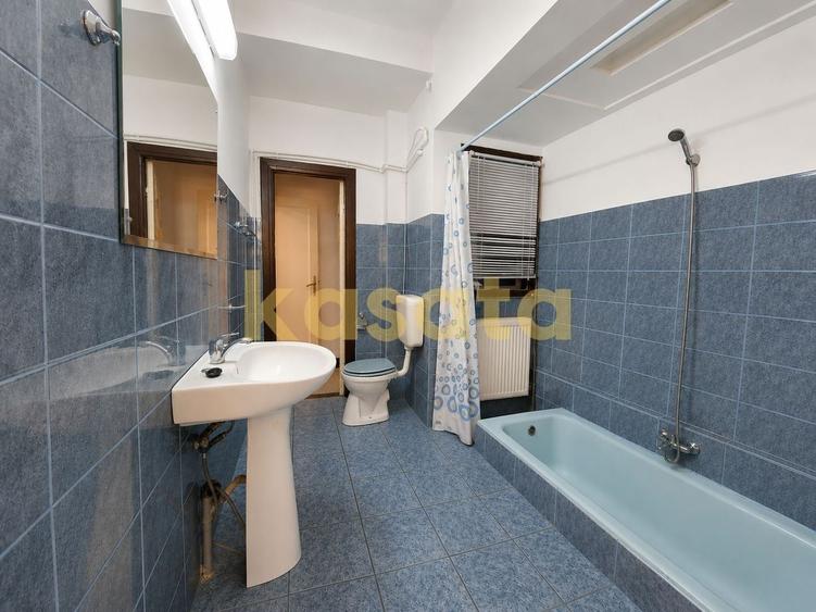 Apartament cu 4 camere semidecomandat în P-ța Romană