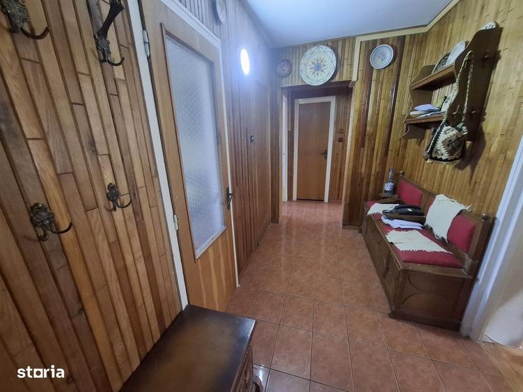 Apartament cu 4 camere semidecomandat în Săsar