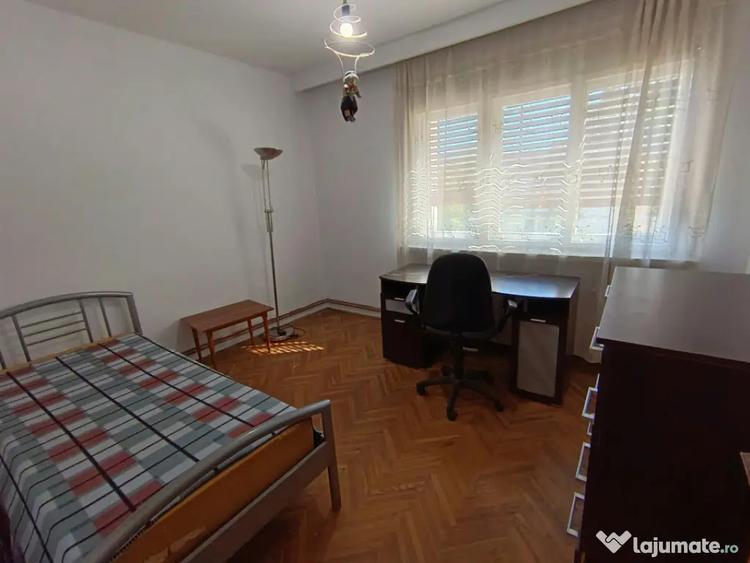 Apartament cu 3 camere decomandat în Săsar