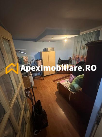 Casă individuală cu 15 camere cu Canalizare în Apărătorii Patriei