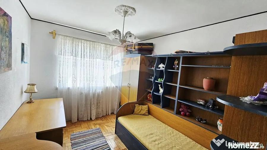 Apartament cu 4 camere decomandat în Mărăței