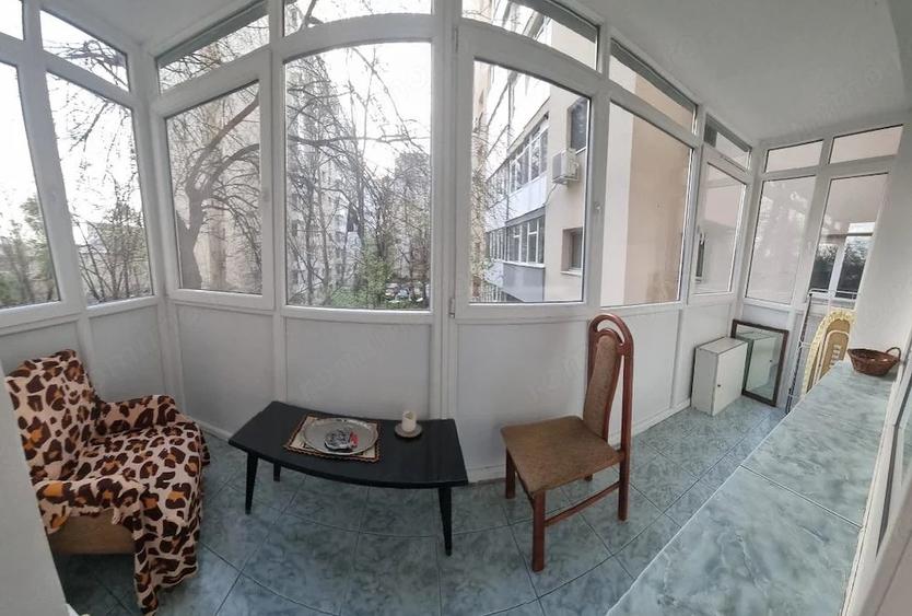 Apartament cu 3 camere decomandat, mobilat în Victoriei