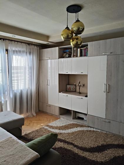 Apartament cu 3 camere semidecomandat în Lipovei