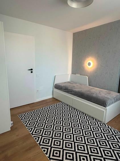 Apartament cu 3 camere semidecomandat în Exterior Vest