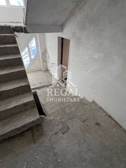 Casă individuală cu 8 camere cu Canalizare în Boș