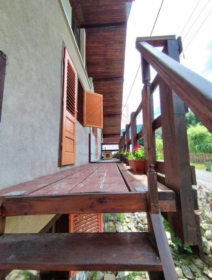 Casă individuală cu 6 camere cu Canalizare în Poiana Mărului