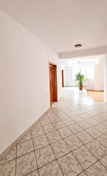 Crangasi- Belvedere  spatiu /Showroom/Creatie/ curte 4 masini - 8