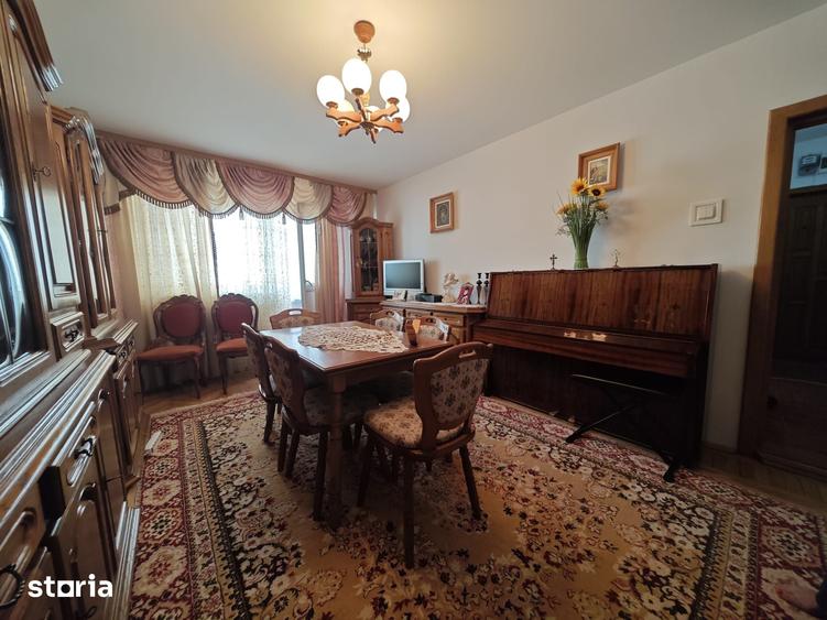 Apartament cu 4 camere decomandat în Central