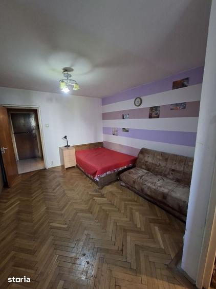 Apartament cu 4 camere decomandat în Drumul Taberei