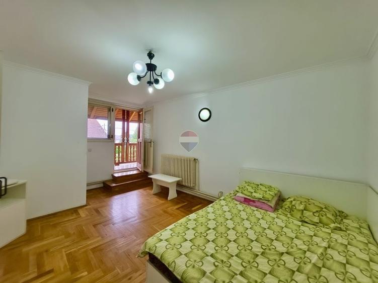 Casă individuală cu 15 camere cu Teren 1092 Mp în Câmpinița