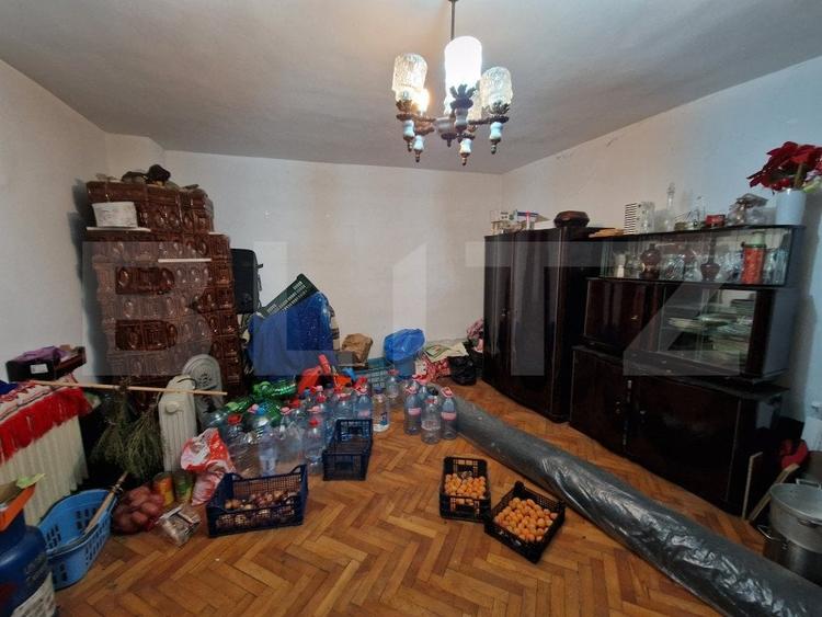 Casă individuală cu 8 camere cu Canalizare în Central