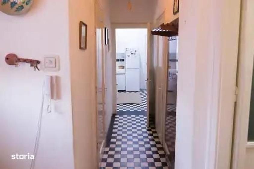 Apartament cu 3 camere semidecomandat în Central — fotografia 1