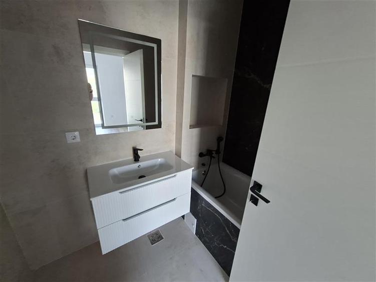 Apartament cu 3 camere semidecomandat în Iris