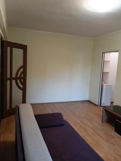 Apartament cu 4 camere semidecomandat, mobilat în Piața Unirii
