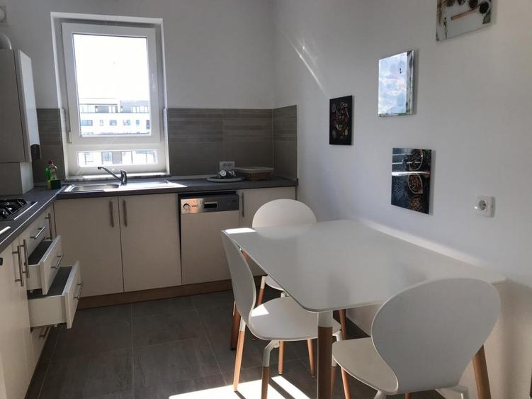 Apartament cu 2 camere decomandat, mobilat în Tractorul