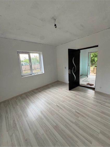 Casă cu 5 camere cu Teren 2350 Mp în Tătăranu