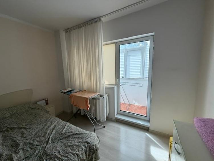 Apartament cu 4 camere semidecomandat în Tineretului