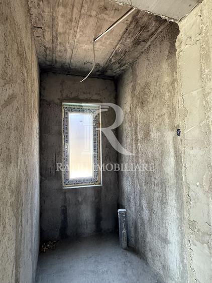Duplex cu 8 camere cu Canalizare în Periferie