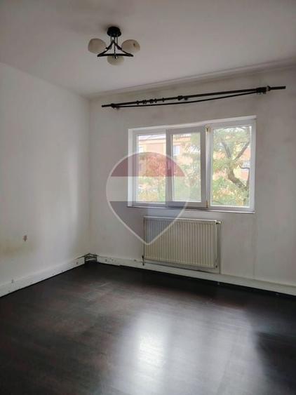 Apartament cu 3 camere decomandat, mobilat în Hotvon