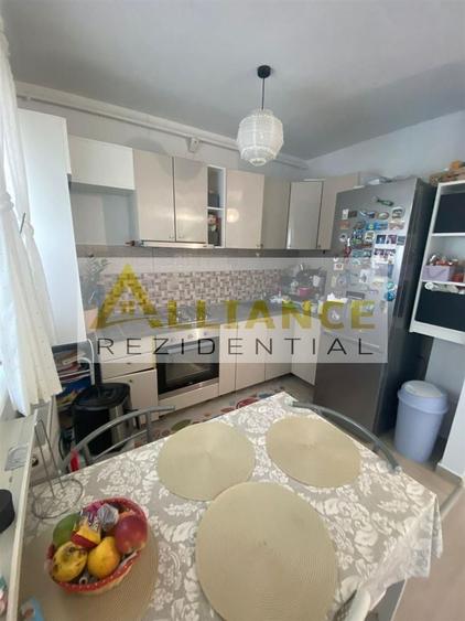 Apartament cu 3 camere decomandat, mobilat în Metalurgiei